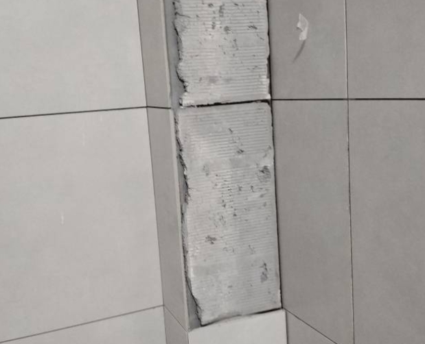 临沧瓷砖空鼓维修公司分享下瓷砖施工前基层浇水润湿程度不足，可能导致以下问题